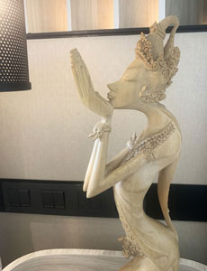 バリ カービング（木彫り） 祈り 女性：アジ2209-3アンモダン家具雑貨　プレノズ